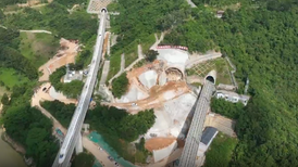 深圳一鐵路施工現(xiàn)場(chǎng)地面坍塌致13人失聯(lián)，街道辦：已封路，仍在處置中