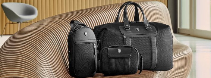 Ein Bild, das Gepäck und Koffer, Zubehör, Im Haus, Handtasche enthält.Automatisch generierte Beschreibung