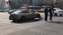 曝小米汽車銷售帶客戶試駕，路口彈射起步撞倒電瓶車；門店：該路段不允許開啟該模式