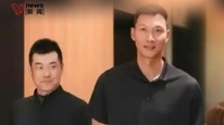 易建聯(lián)罕見露面狀態(tài)放松，昔日隊(duì)友王仕鵬陪同現(xiàn)身