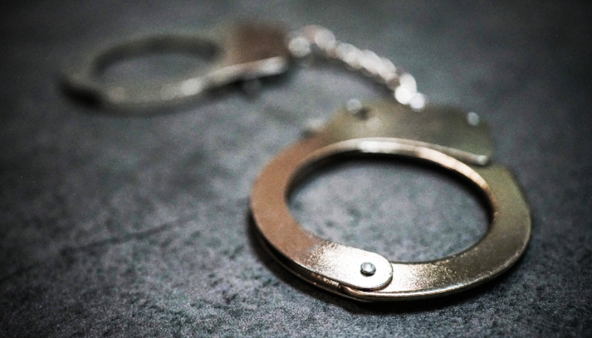 官迷心窍结交政治骗子，“老虎”张效廉被逮捕|界面新闻 · 中国