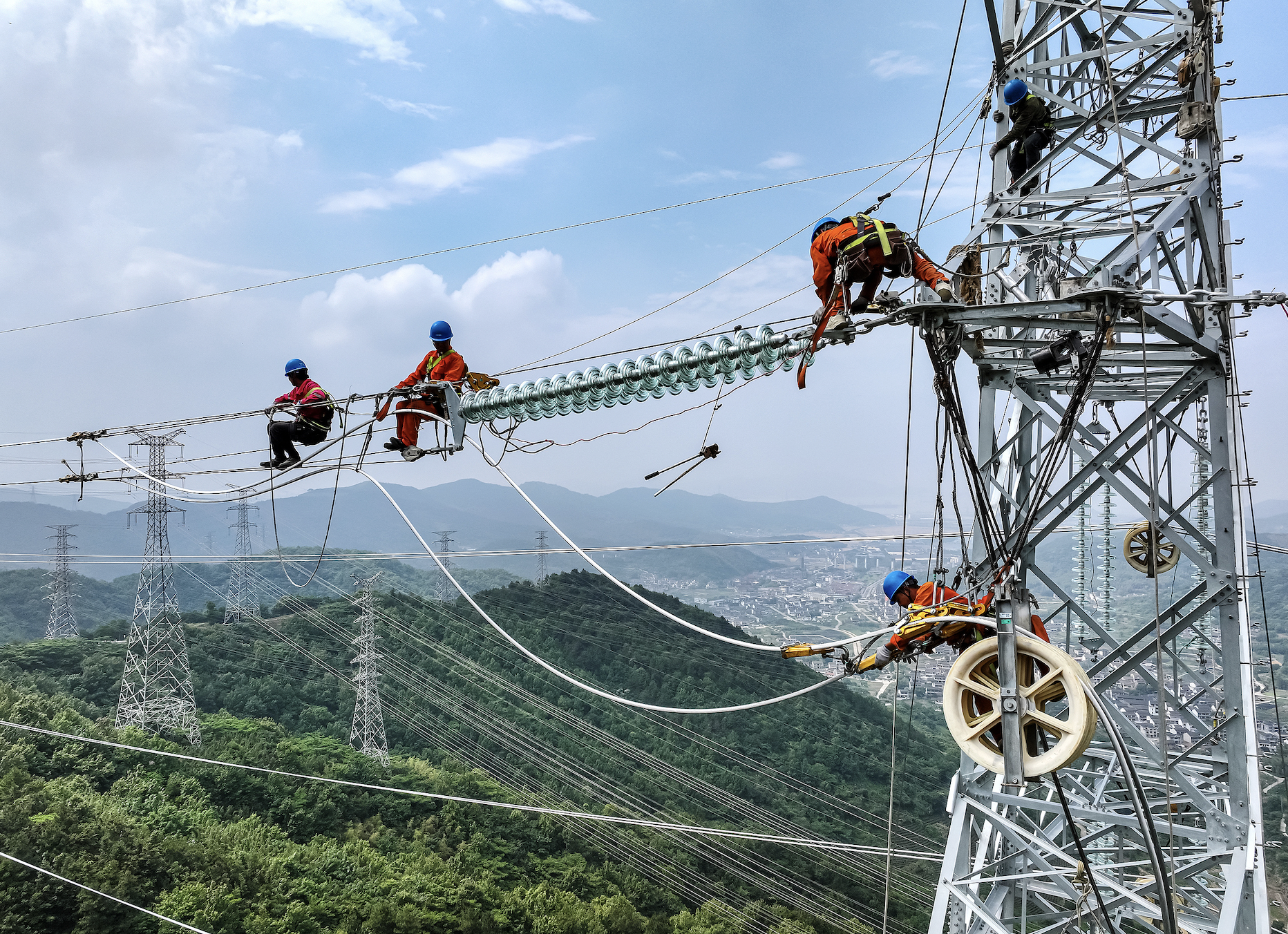 基建投资维持高位、工业生产较快增长，4月中国经济延续向好态势