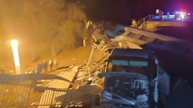俄罗斯西部一座桥梁坍塌致火车脱轨，至少7人死亡
