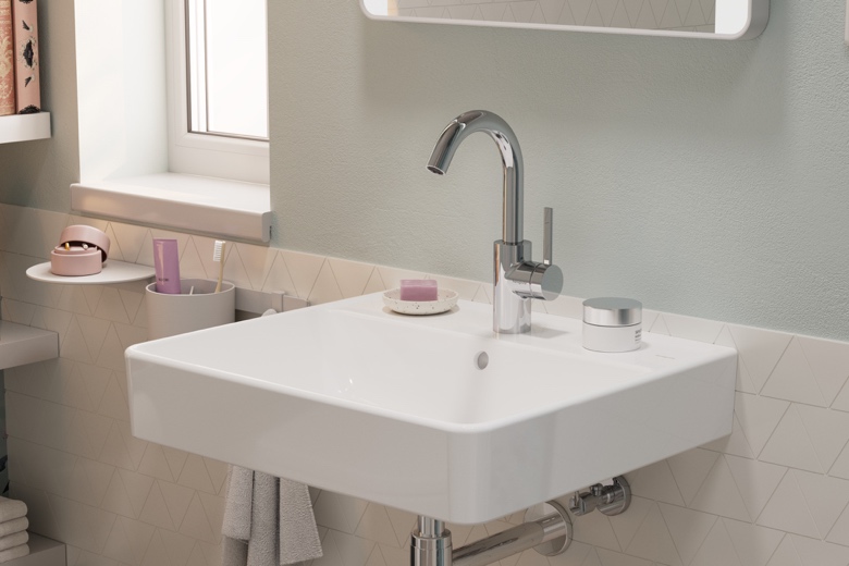 桌子上有镜子和洗手池中度可信度描述已自动生成