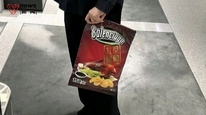 巴黎世家抽象奢侈品再上新，推15500元“北京烤鴨”包，同款鑰匙鏈定價6500已缺貨