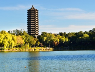 地方新闻精选 | 北大保卫部回应商家售卖未名湖水 今年第1号台风向海南岛靠近