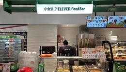 零售边界坍塌：便利店如何用“一日五餐”和“自营椰子水”迎战零食量贩的万亿冲击？