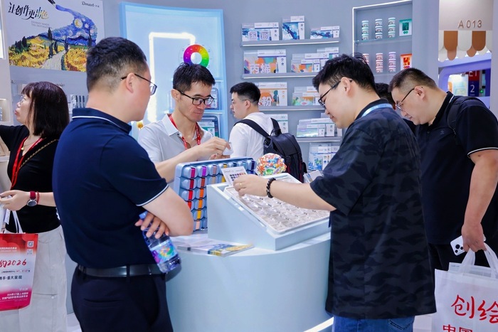 6 消费者体验得力美术产品.jpg