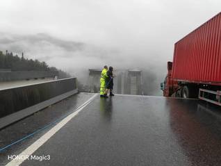 廈蓉高速大橋垮塌致貨車懸空，司機從駕駛室后窗被救出