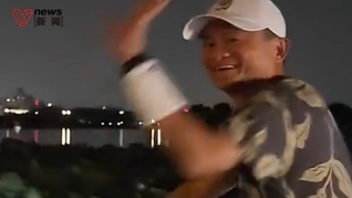 马云西湖单车夜骑被偶遇，满面笑容挥手回应打招呼