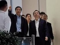王传福现身小米工厂，雷军化身讲解员