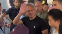 黄仁勋夜游什刹海被偶遇，穿皮衣合影签名来者不拒，泡吧还给驻场歌手发了签名红包