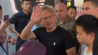 黄仁勋夜游什刹海被偶遇，穿皮衣合影签名来者不拒，泡吧还给驻场歌手发了签名红包