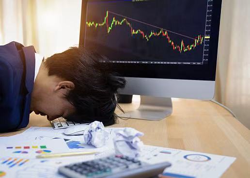 恒生银行股价大跌7.4%,上半年股东应占溢利同比减少三成