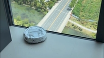 大疆首代扫地机器人被曝对着落地窗猛撞，客服：算法识别错误，已反馈