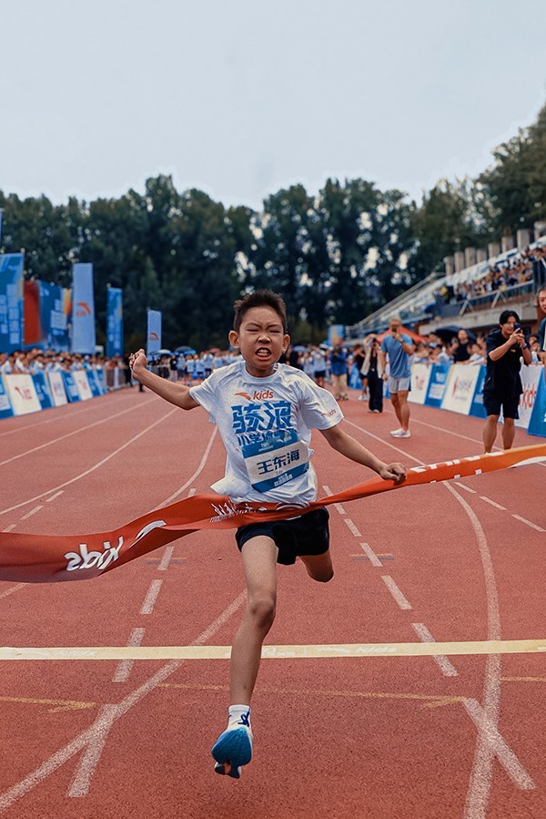 小学生穿着安踏儿童骇浪4SUPER小学体测鞋挑战个人50米最好成绩.jpg
