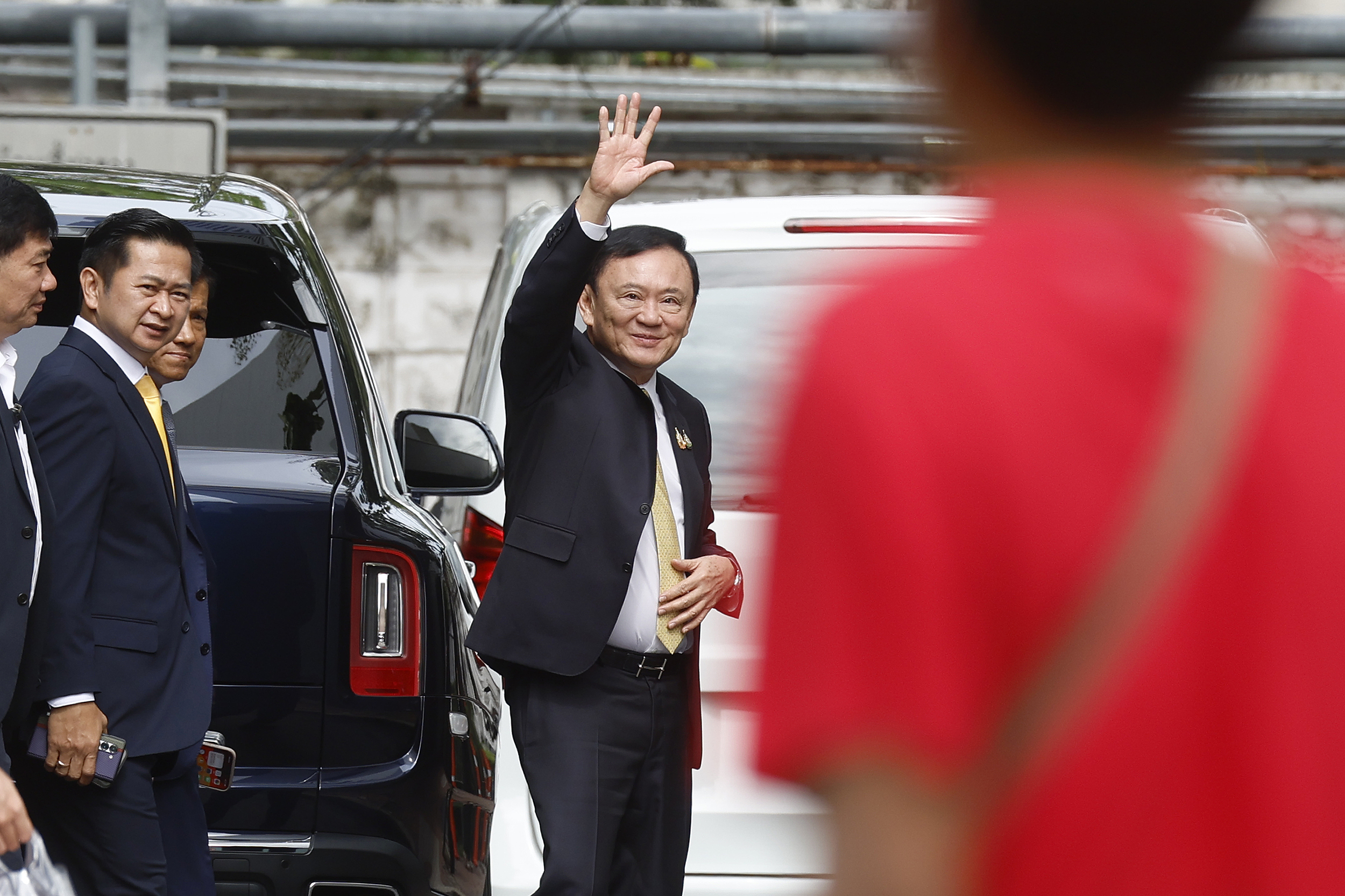 他信回泰国后将于9月9日听取法院裁决，有可能因逃避监禁而入狱