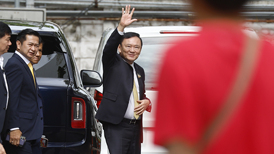 他信回泰国后将于9月9日听取法院裁决，有可能因逃避监禁而入狱