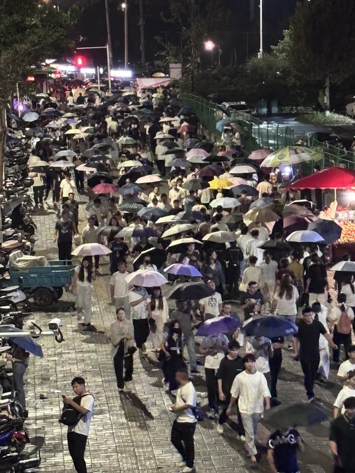 【独家】郑州富士康iPhone 17港区产线已接近满产，近20万人两班倒赶工|界面新闻 · 科技
