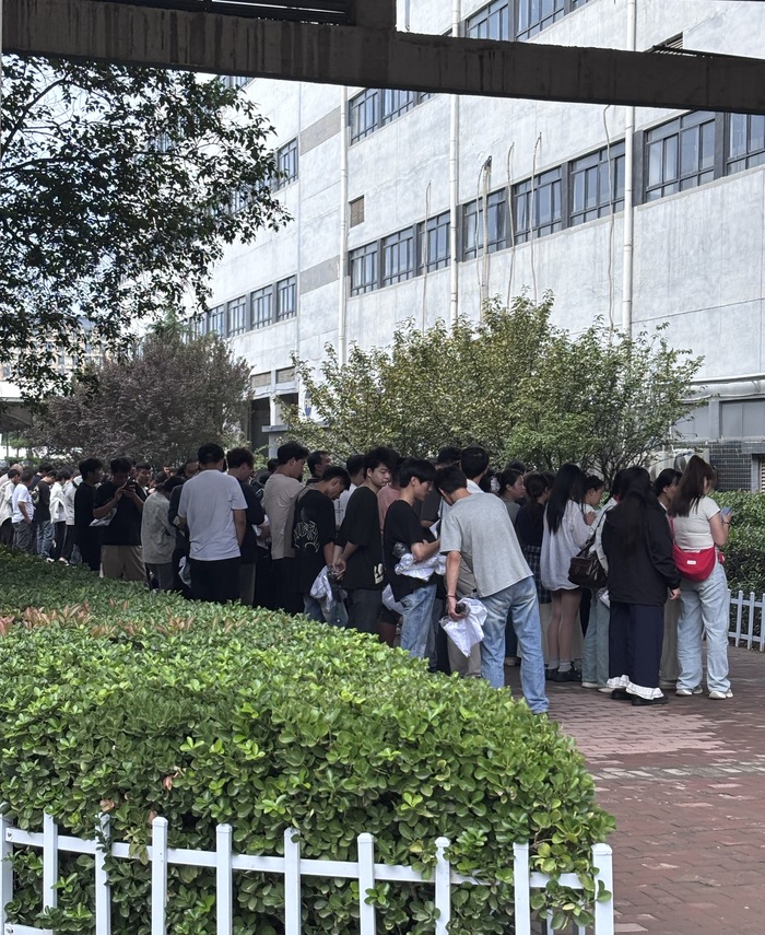 【独家】郑州富士康iPhone 17港区产线已接近满产，近20万人两班倒赶工|界面新闻 · 科技