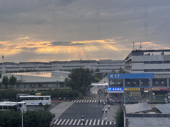 【独家】郑州富士康iPhone 17港区产线已接近满产，近20万人两班倒赶工|界面新闻 · 科技