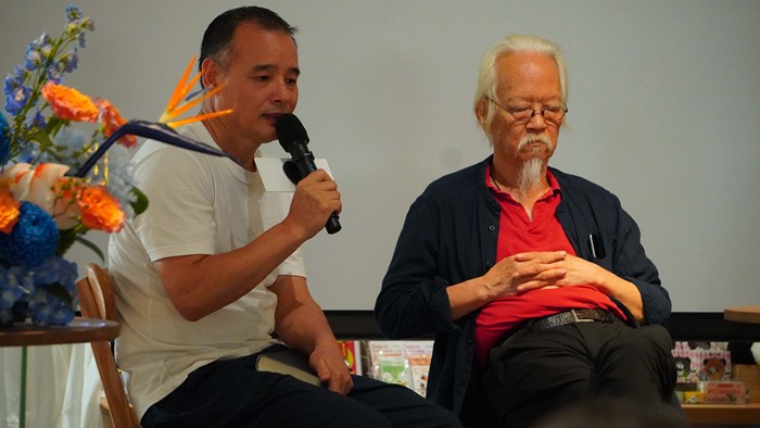 诗人多多参加自己的新书发布会,除了“怼人”不发一言