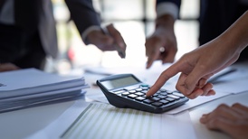 美最高法就关税合法性召开庭辩,多数大法官初步认为特朗普越权