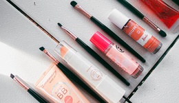 百亿美妆巨头“缩减”线下