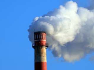 京津冀及周边PM2.5污染加剧，24个城市启动重污染天气预警