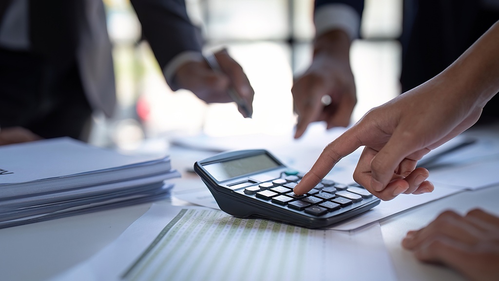 【财富周刊】大行积存金业务暂停又恢复，跨境ETF规模突破9000亿元