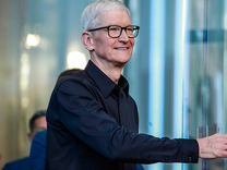 CEO库克被爆明年可能卸任，其领导下的苹果市值迈入4万亿美元