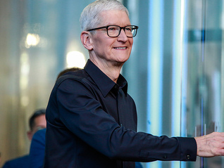 CEO库克被爆明年可能卸任，其领导下的苹果市值迈入4万亿美元