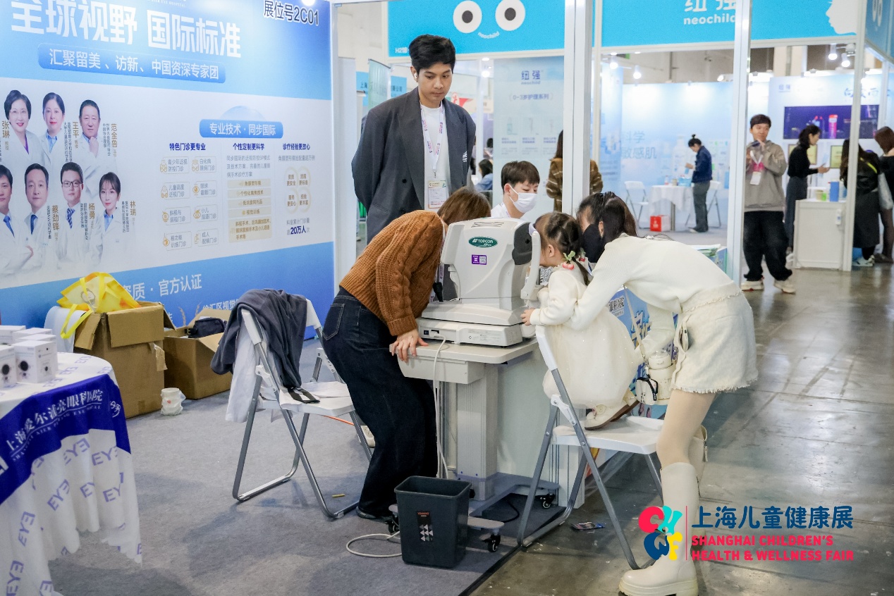 图片包含 室内, 行李, 飞机场, 女人AI 生成的内容可能不正确。