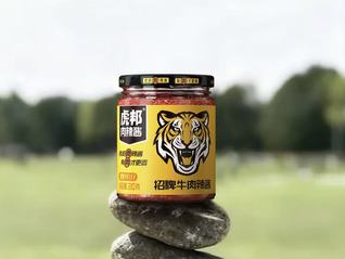 靠外卖起家的虎邦辣酱，回到老干妈统治的战场