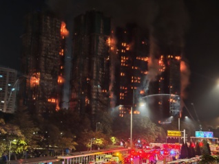 直击香港大埔火灾：中低楼层火势已受控，附近居民已疏散