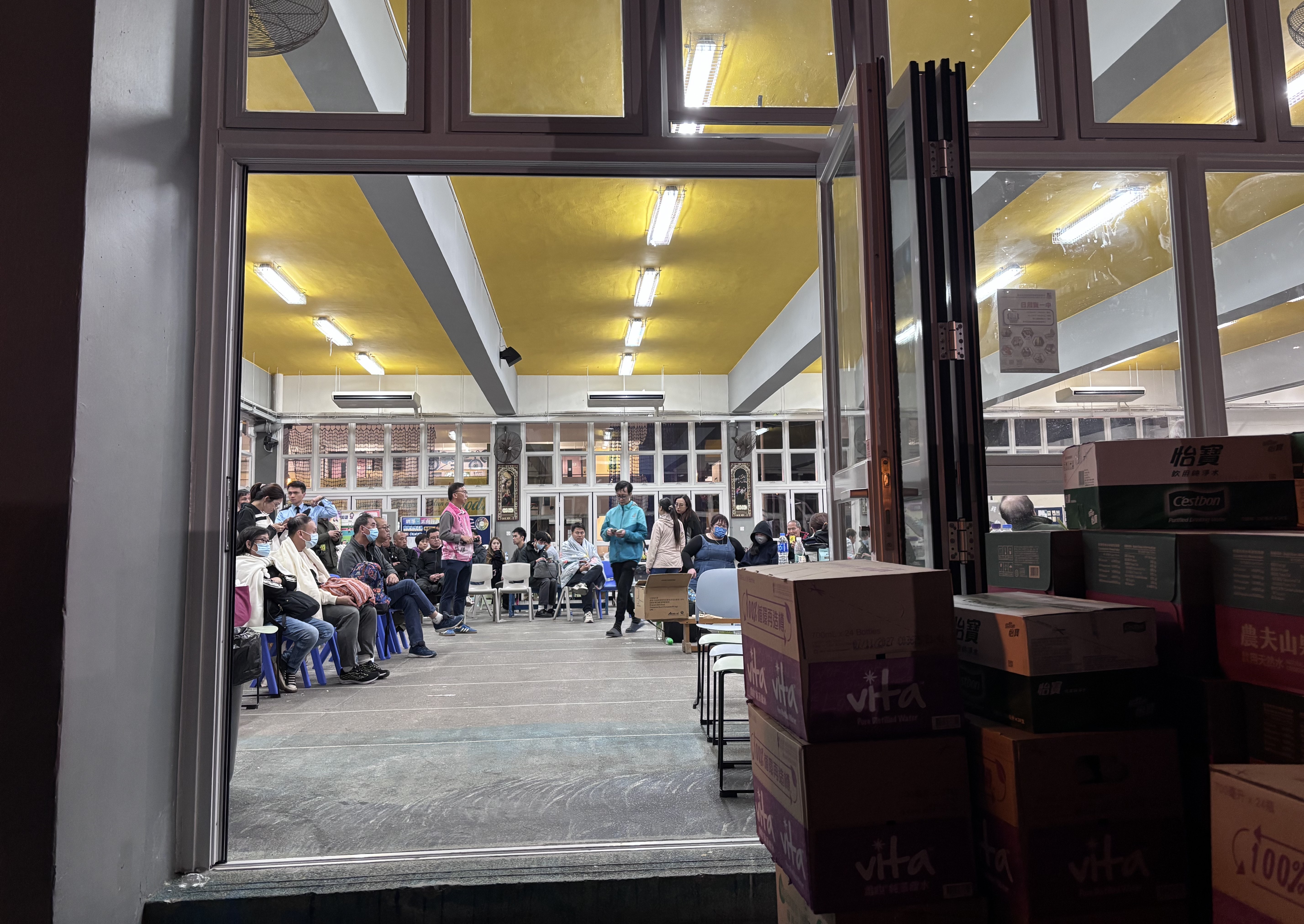 直击香港大埔火灾:中低楼层火势已受控,附近居民已疏散