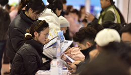 强调稳就业、保民生，政治局会议释放多重积极信号