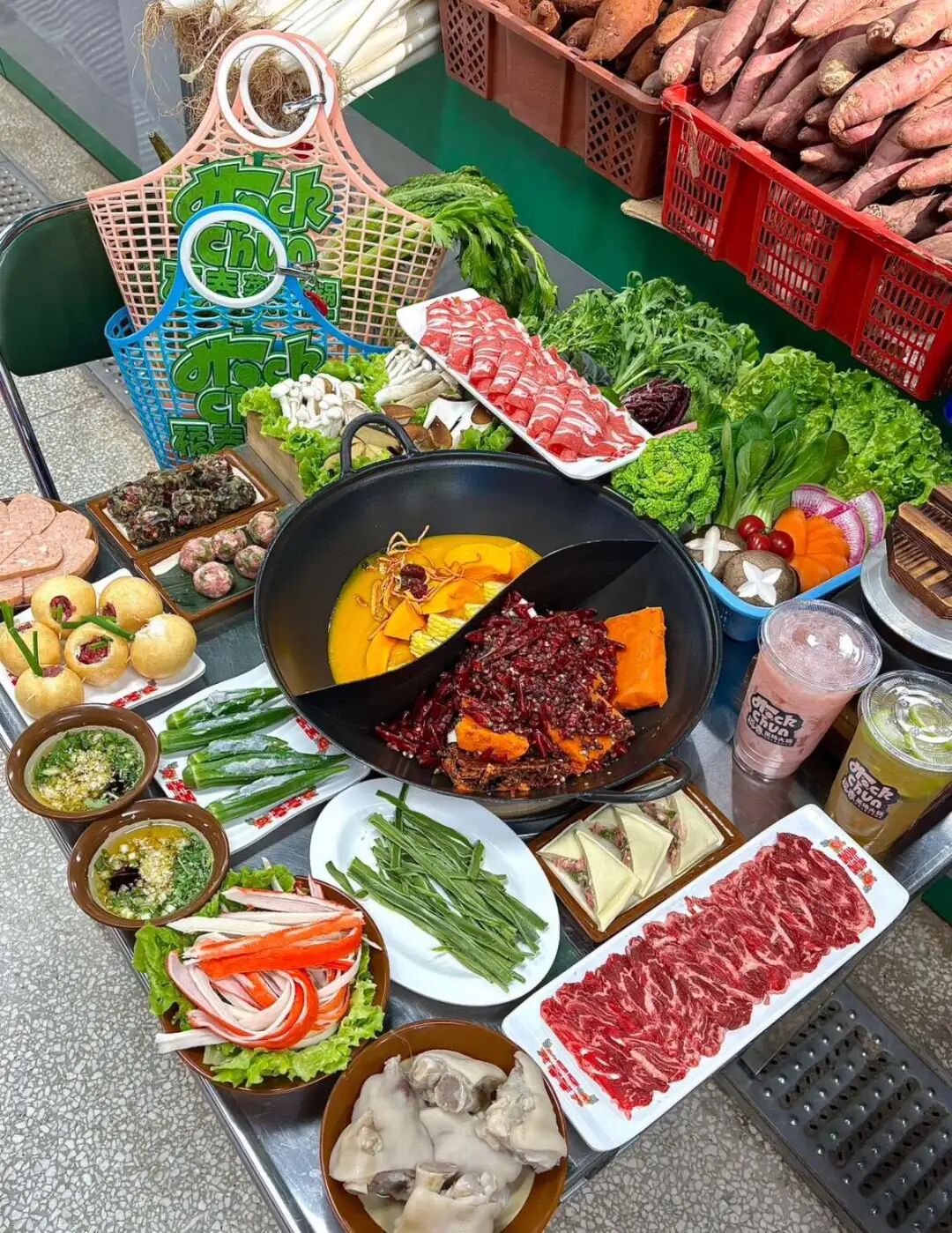 盒马胖东来挑战海底捞,人均60元火锅偷家行动?