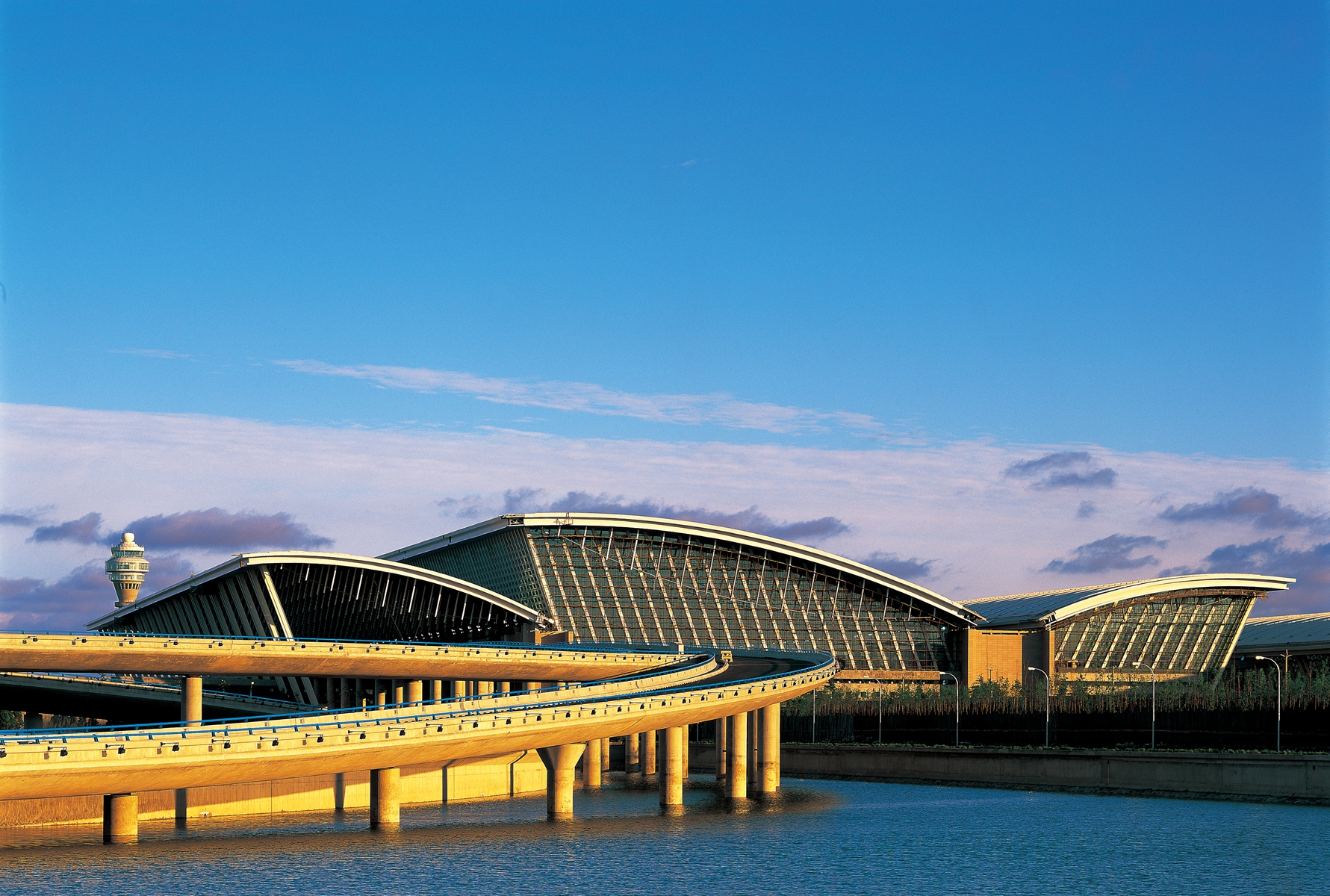 上海机场免税“换挡”：中免接棒、外资入局，分成机制迎来新解法