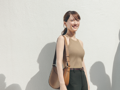 綾瀨遙演繹優衣庫夏日系列，Crocs新聯名融合“鞋+手表”｜是日美好事物