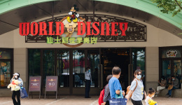 玲娜贝儿首次与游客“贴贴”，上海迪士尼门票热度环比大增350%