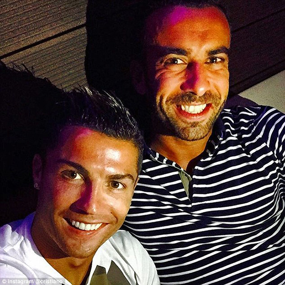 C罗自拍习惯_c罗在白宫自拍：图中还包括乔治娜、马斯克、因凡蒂诺等人_C罗社交媒体互动