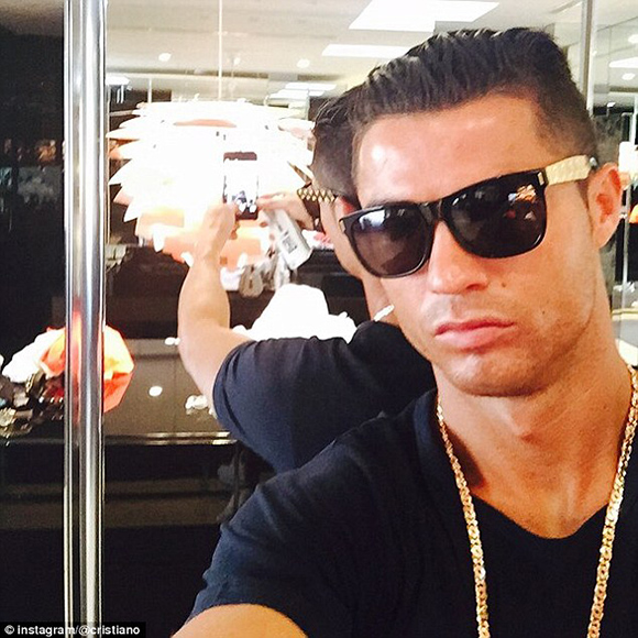 C罗社交媒体互动_c罗在白宫自拍：图中还包括乔治娜、马斯克、因凡蒂诺等人_C罗自拍习惯