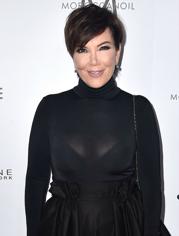 卡戴珊和侃爷蹭住母亲詹娜家三年后 终于搬回翻修完的豪宅