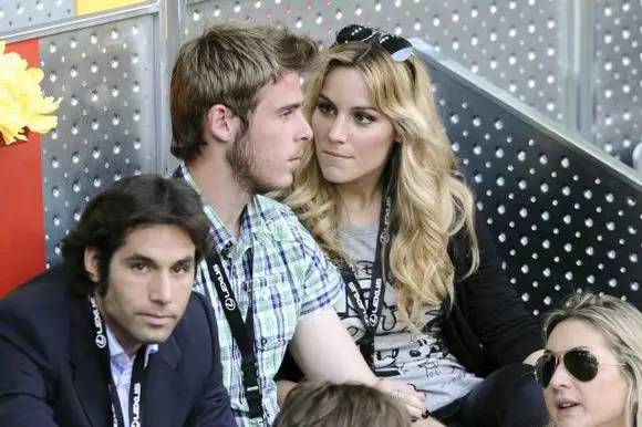 安娜凯瑟琳格策女友_欧洲杯太太团c位争夺战：一吻定情——津琴科妻子赛丹_欧洲杯太太团排行