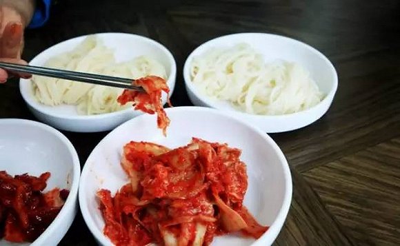 韩国人喜欢吃泡菜真的是因为他们以前很穷吗?