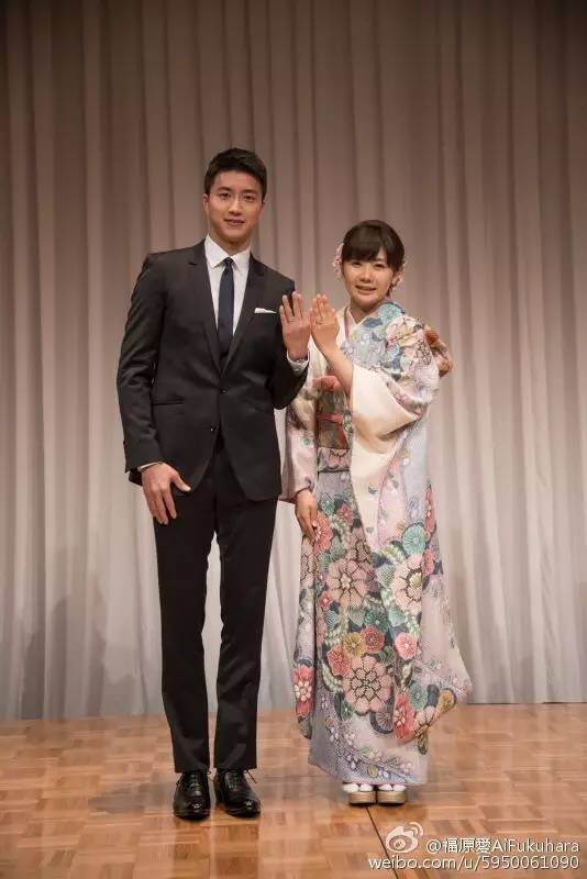娃娃福原爱和台湾乒乓球选手江宏杰在东京举行发布会公布了结婚的喜讯