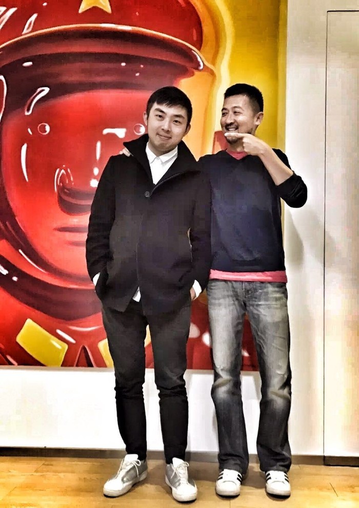 「文末彩蛋」:为了证明访谈视频是之前拍的,他们今天在经纬又拍了一张