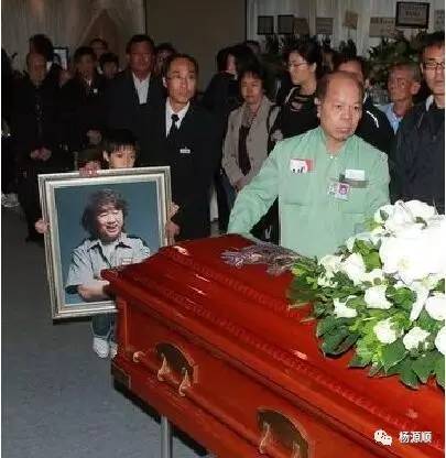 警方及救护员到场后证实许已告死亡,并且出现尸斑