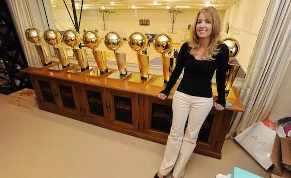 湖人管理层变动分析_湖人魔术师约翰逊接管篮球运营总裁_湖人解雇乔伊-巴斯和杰西-巴斯 重组运营部